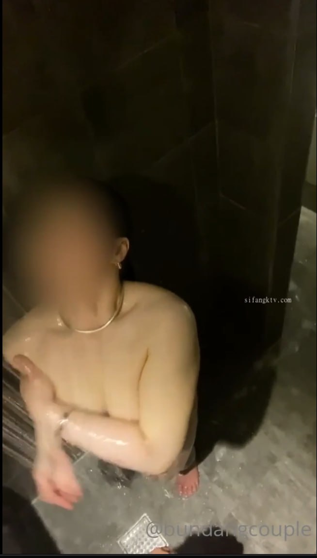 手机直播身材不错超漂亮美女主播全裸自慰扣逼摸几下就出很多水不要错过骚逼淫荡对白
